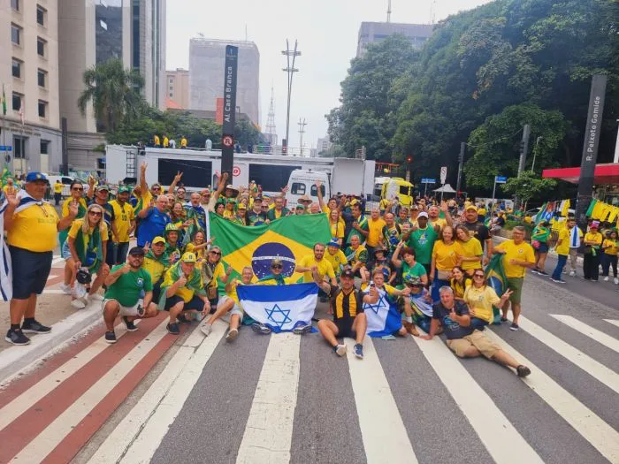 Criciumenses se reúnem na Avenida Paulista em ato pela Democracia