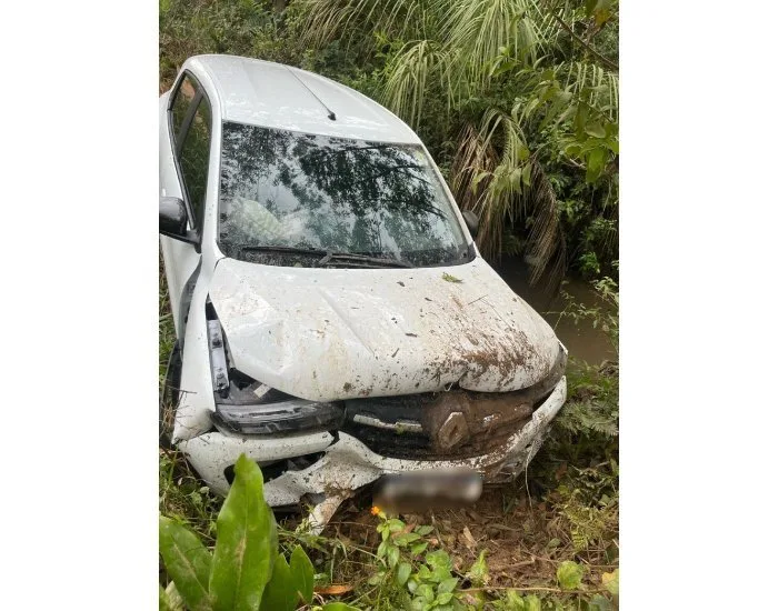 Motorista perde a consciência e colide carro