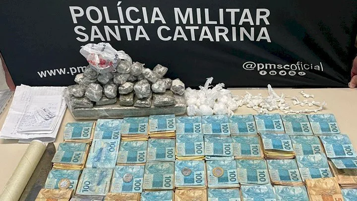 Em ocorrência de tráfico de drogas, mais de 53 mil reais são apreendidos