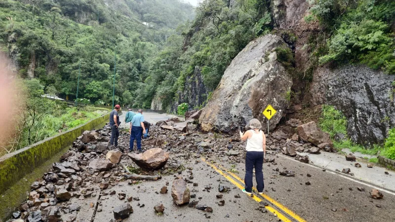 Serra do Rio do Rastro é interditada após queda de rocha nesta terça-feira