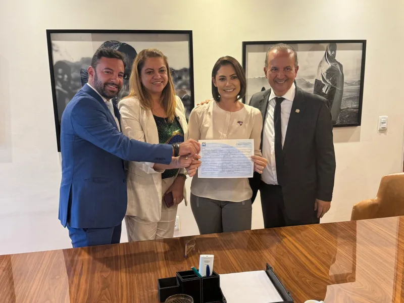 Prefeita de Içara, Dalvânia Cardoso, oficializa filiação ao PL