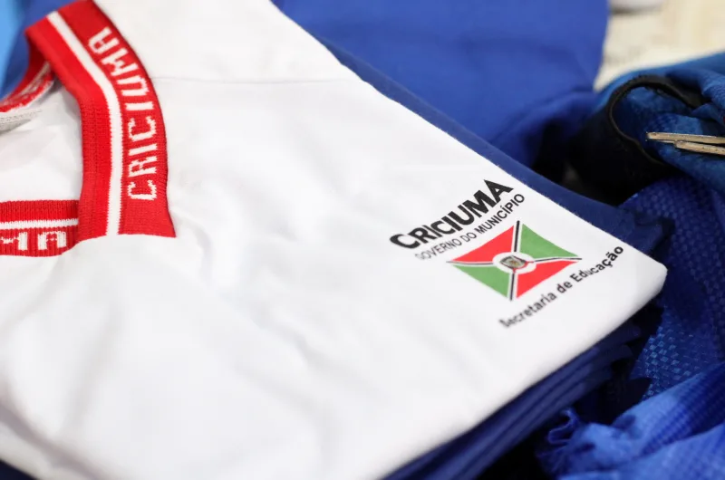 Prefeitura inicia entrega de uniformes para estudantes da rede municipal de ensino de Criciúma
