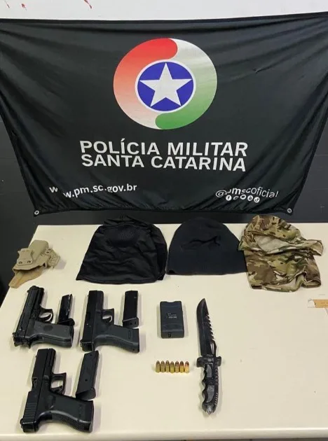 PM de Criciúma prende três homens com munições e réplicas de pistolas e evita assaltos