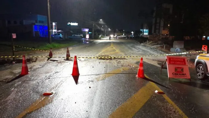 Carro cai em buraco aberto durante chuva na Avenida Luiz Lazzarin