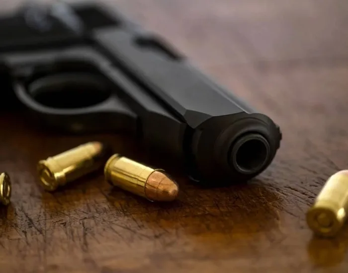 Idoso é flagrado com arma de fogo na mão atirando para cima em Treze de Maio
