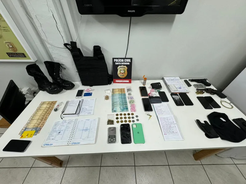 Operação termina com seis prisões e apreensão de dinheiro, armas em Forquilhinha