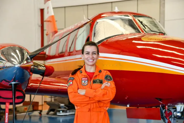 Corpo de Bombeiros tem primeira mulher pilotando avião em SC