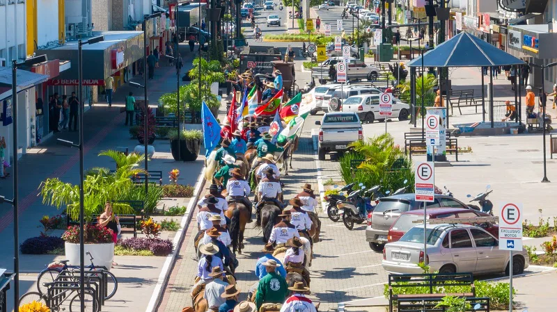 20ª edição do Rodeio Internacional do Caverá tem início com a tradicional cavalgada