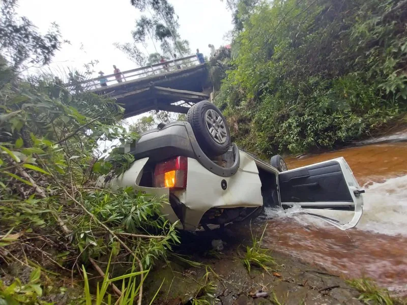 GRAVE ACIDENTE: Motorista perde controle de carro e cai de ponte de cerca de 30 metros de altura