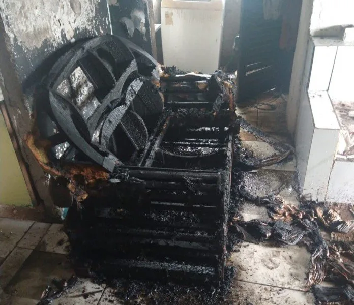 CRICIÚMA: Moradores tentam conter incêndio em casa de idosa