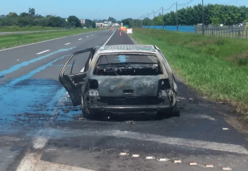 ARARANGUÁ: Veículo é destruído por incêndio na BR-101