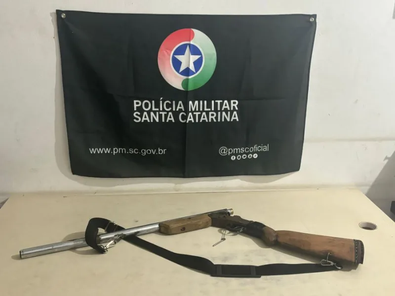 ARARANGUÁ: Adolescente é apreendido na posse de arma de fogo