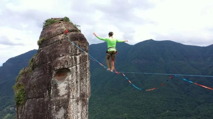 Highline inédito é realizado por recordista mundial na pedra dos Dois Dedos no Sul do Estado