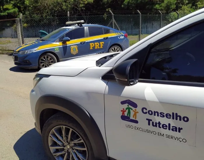 Adolescentes de 14 e 13 anos são flagrados viajando sozinhos do Paraná para Santa Catarina