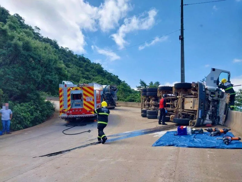 SERRA DA ROCINHA: Motorista fica preso às ferragens após capotamento de caminhão