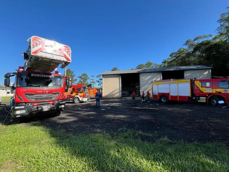 Bombeiros combatem incêndio em depósito de produtos de em Içara