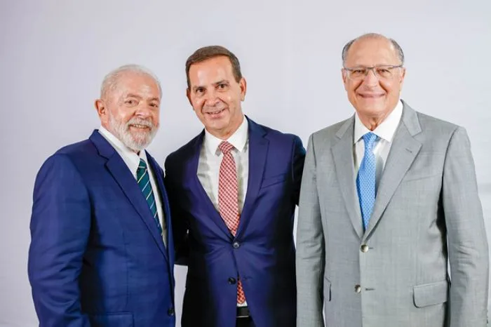 Lula e Alckmin posam com pré-candidatos a prefeito pelo PT em Criciúma e Florianópolis