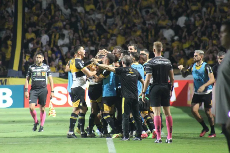 Criciúma vence o Hercílio Luz de virada e vai à semifinal do Catarinense