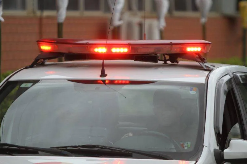 Dupla armada leva carro de mulher em Criciúma