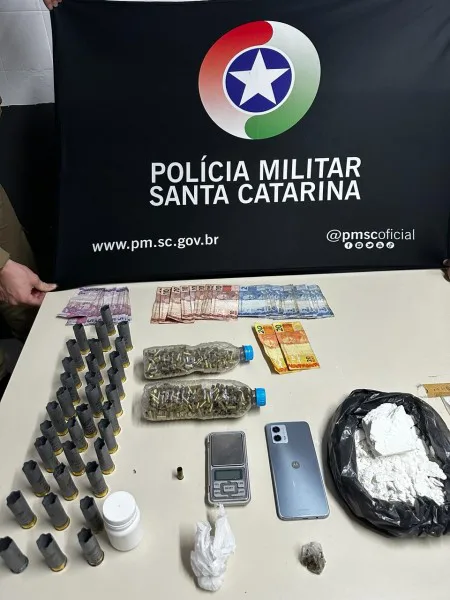 CARAVAGGIO: jovem é preso após PM encontrar cocaína, maconha e cartuchos de munição em casa