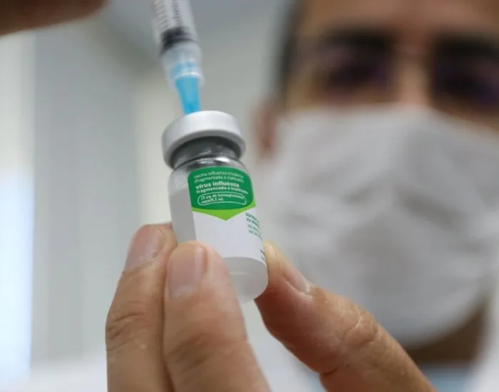Campanha de vacinação contra a gripe é antecipada em SC; região sul recebe doses nesta sexta-feira