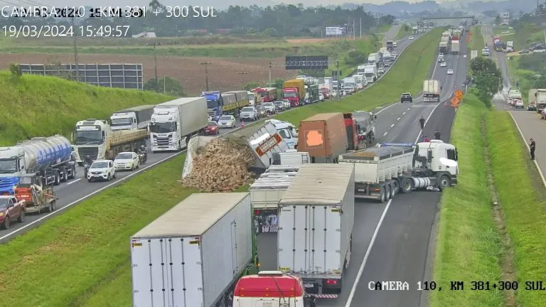 Carreta tomba após acidente na BR-101, em Içara