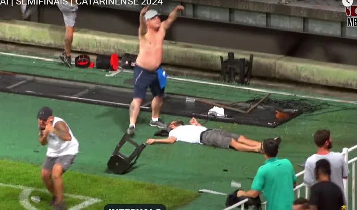 Quatro homens são presos após pancadaria no gramado da Arena Joinville durante Brusque x Avaí