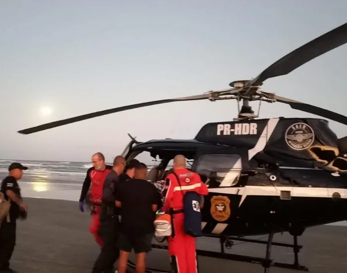 Homem é retirado da água inconsciente após se afogar em praia na região