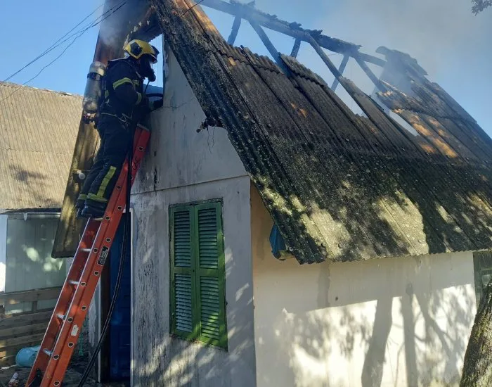 Morador é retirado de residência em chamas e conduzido ao hospital em Balneário Rincão