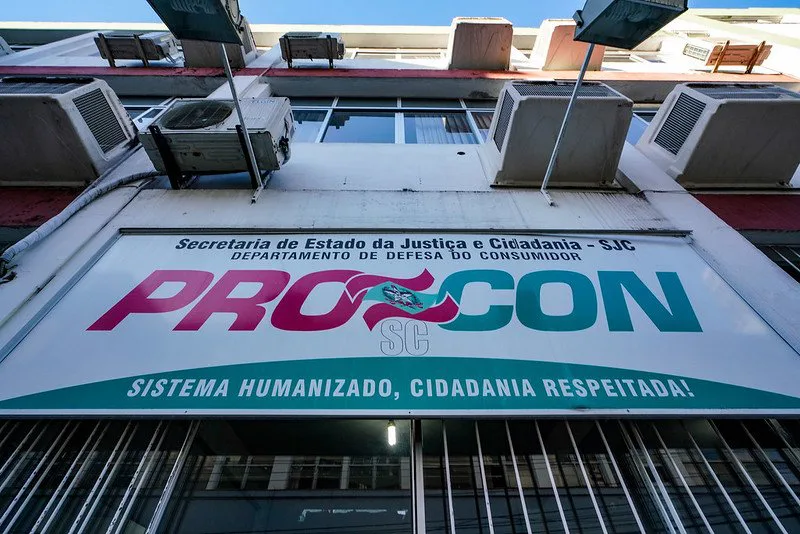 Procon notifica clubes para permitir entrada de garrafas de água nos estádios de SC