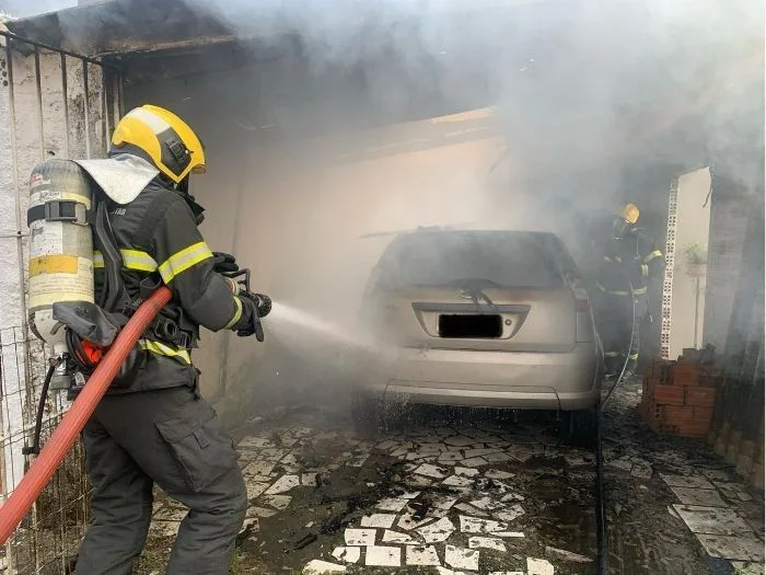 Veículo pega fogo em garagem de residência em Criciúma