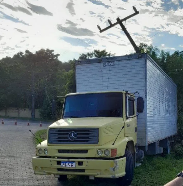 Caminhão perde o controle e colide contra poste em Criciúma