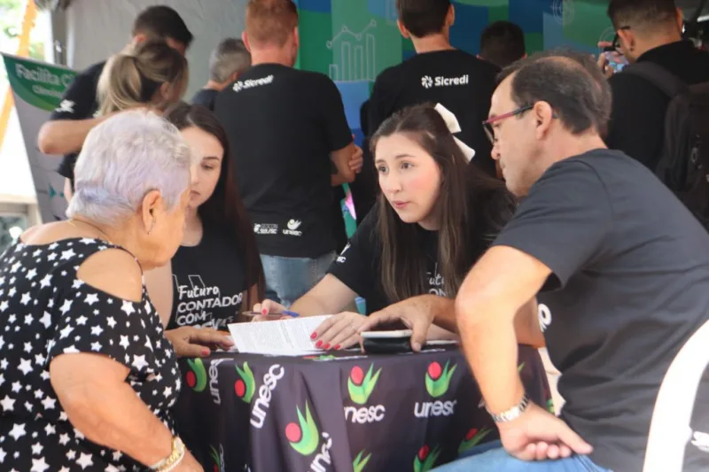 mposto de Renda na Praça mobiliza dezenas de pessoas neste final de semana