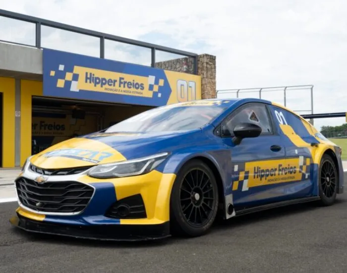 Simulador de corrida e carro da Stock Car estão entre as atrações do stand da Hipper Freios na 1ª Festa da Cultura, em Sangão