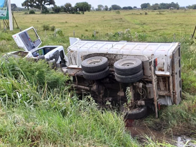 Caminhão caçamba tomba e fere condutor na BR-101 em São João do Sul