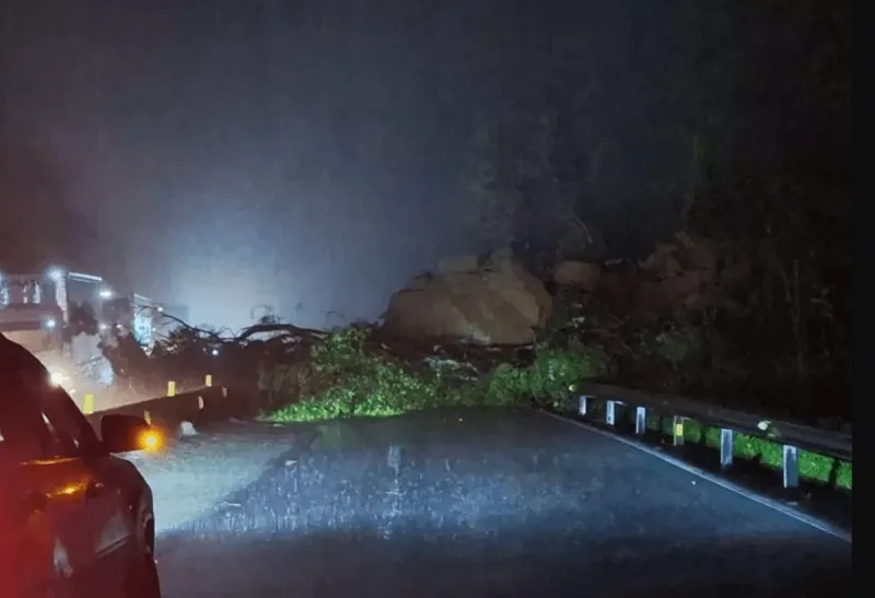 Pedra de grande porte cai na BR 101 e trânsito está interrompido no Morro dos Cavalos