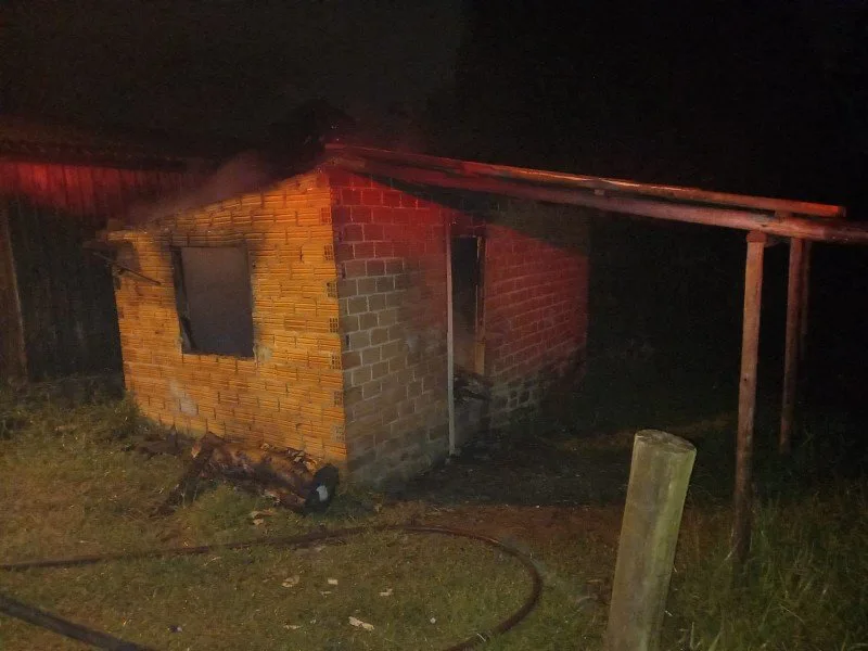 Casa é atingida por incêndio em Sombrio