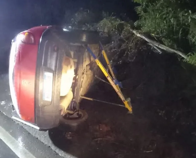 Condutora tem a frente cortada e tomba carro na SC-108 em Urussanga