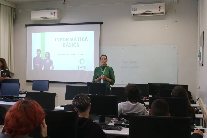 Prefeitura de Criciúma oferece cursos profissionalizantes para alunos da Educação de Jovens e Adultos