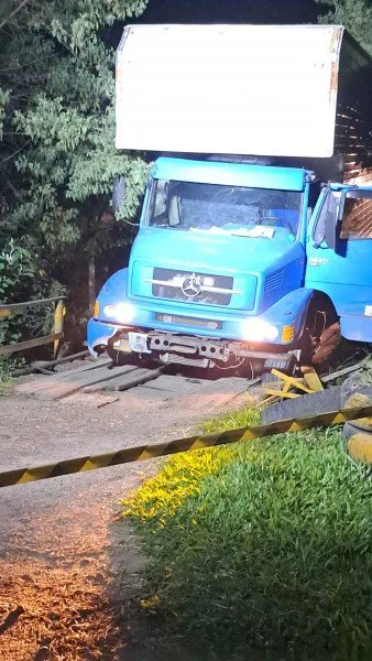 Caminhão fica preso em ponte interditada e motorista cai de sete metros