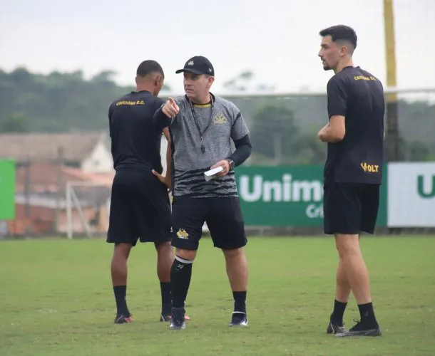 Visando o confronto contra o Vasco, Tencati comanda treino tático no CT