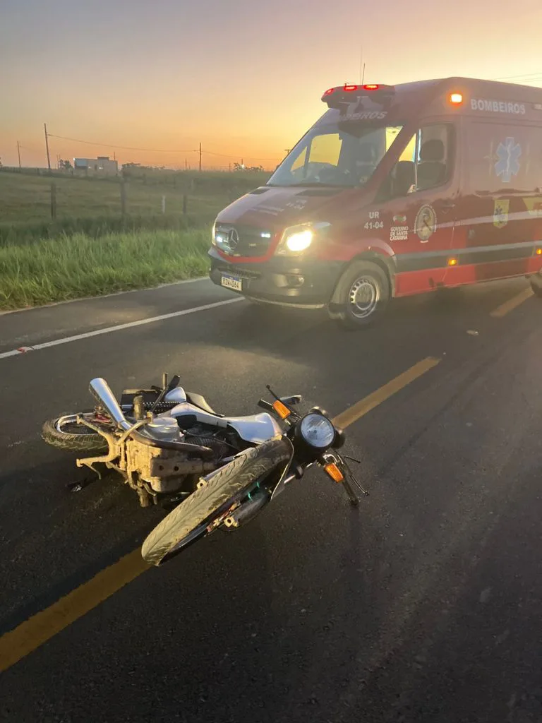 Acidente entre motos acaba com três pessoas feridas em Jaguaruna