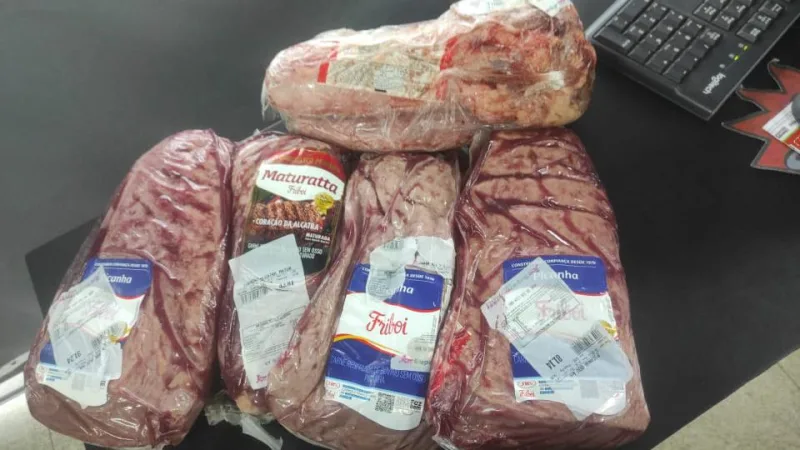 Funcionário de supermercado flagra homem furtando mais de 6kg de carnes