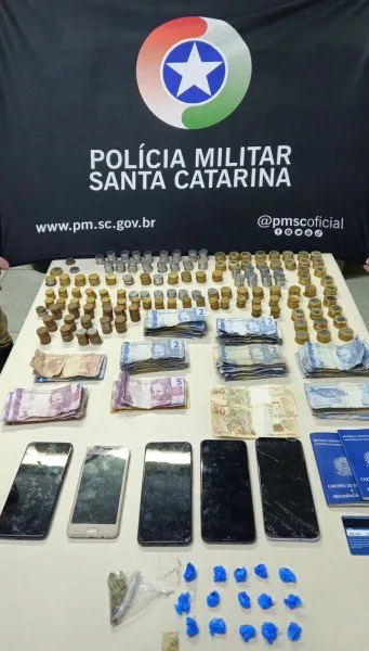 Jovem de 19 anos tenta fugir de abordagem em Içara, mas é preso com drogas e dinheiro