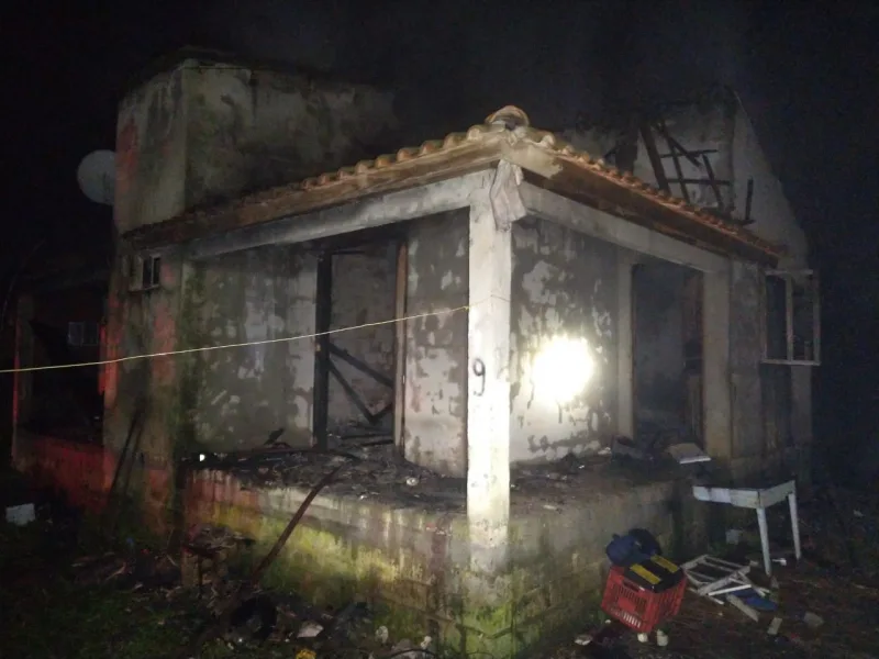 Incêndio destrói residência na Avenida Centenário, em Criciúma