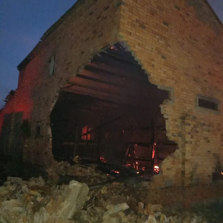 Incêndio atinge estufa de fumo desativada, em Içara