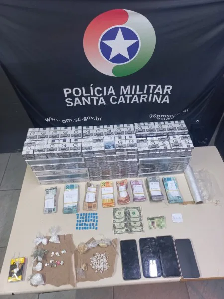 PM prende casal ao encontrar drogas e dinheiro falso em Forquilhinha
