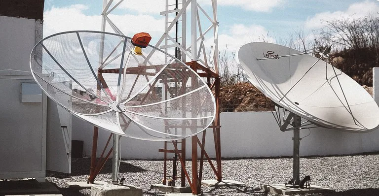 Famílias de baixa renda em SC receberão parabólicas digitais gratuitas com a chegada do 5G