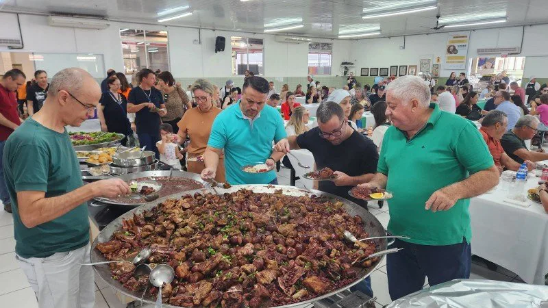 Alegria e solidariedade marcaram o sábado de feijoada do Bairro da Juventude