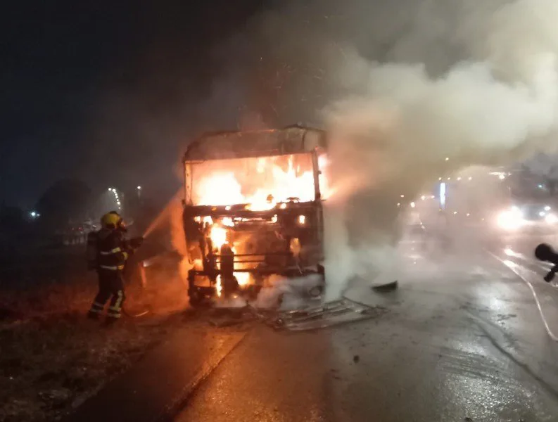 Chamas destruíram cabine de caminhão que transportava carvão em Içara